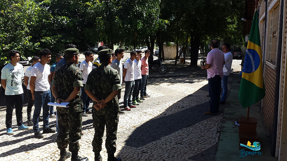 Fotos: Jovens dispensados pelo Serviço Militar fazem juramento a bandeira