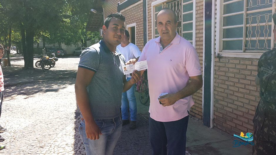 Fotos: Jovens dispensados pelo Serviço Militar fazem juramento a bandeira