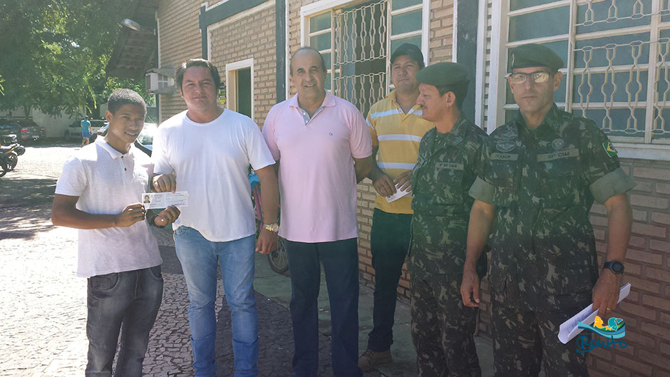 Fotos: Jovens dispensados pelo Serviço Militar fazem juramento a bandeira