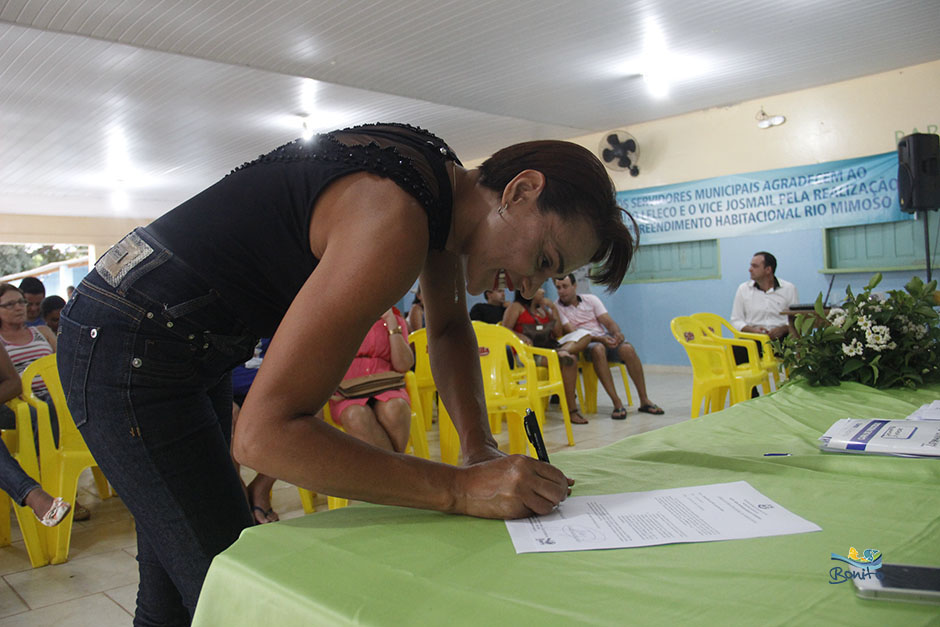 Emoção na entrega do documento de doação de lotes do ‘Lar do Servidor’ em Bonito Emoção na entrega do documento de doação de lotes do ‘Lar do Servidor’ em Bonito