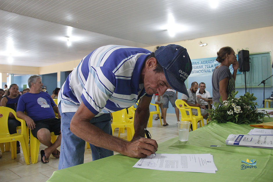 Emoção na entrega do documento de doação de lotes do ‘Lar do Servidor’ em Bonito Emoção na entrega do documento de doação de lotes do ‘Lar do Servidor’ em Bonito