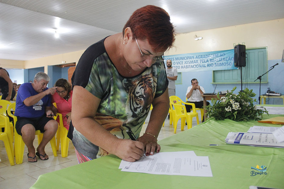 Emoção na entrega do documento de doação de lotes do ‘Lar do Servidor’ em Bonito Emoção na entrega do documento de doação de lotes do ‘Lar do Servidor’ em Bonito