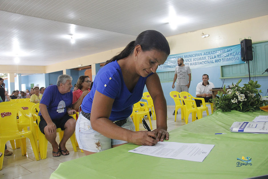 Emoção na entrega do documento de doação de lotes do ‘Lar do Servidor’ em Bonito Emoção na entrega do documento de doação de lotes do ‘Lar do Servidor’ em Bonito
