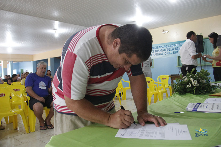 Emoção na entrega do documento de doação de lotes do ‘Lar do Servidor’ em Bonito Emoção na entrega do documento de doação de lotes do ‘Lar do Servidor’ em Bonito