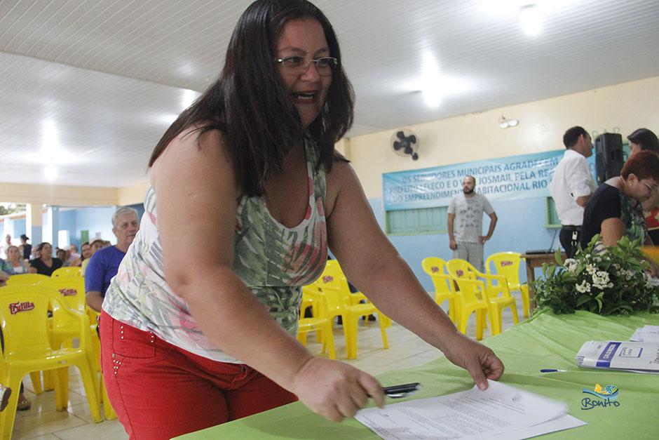 Emoção na entrega do documento de doação de lotes do ‘Lar do Servidor’ em Bonito Emoção na entrega do documento de doação de lotes do ‘Lar do Servidor’ em Bonito