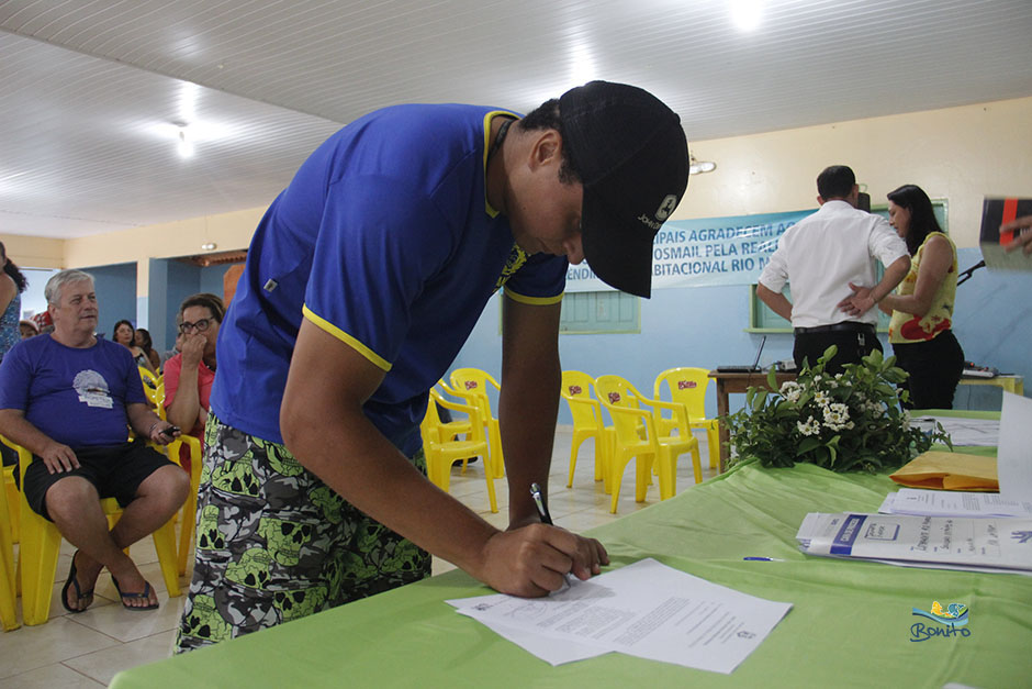 Emoção na entrega do documento de doação de lotes do ‘Lar do Servidor’ em Bonito Emoção na entrega do documento de doação de lotes do ‘Lar do Servidor’ em Bonito