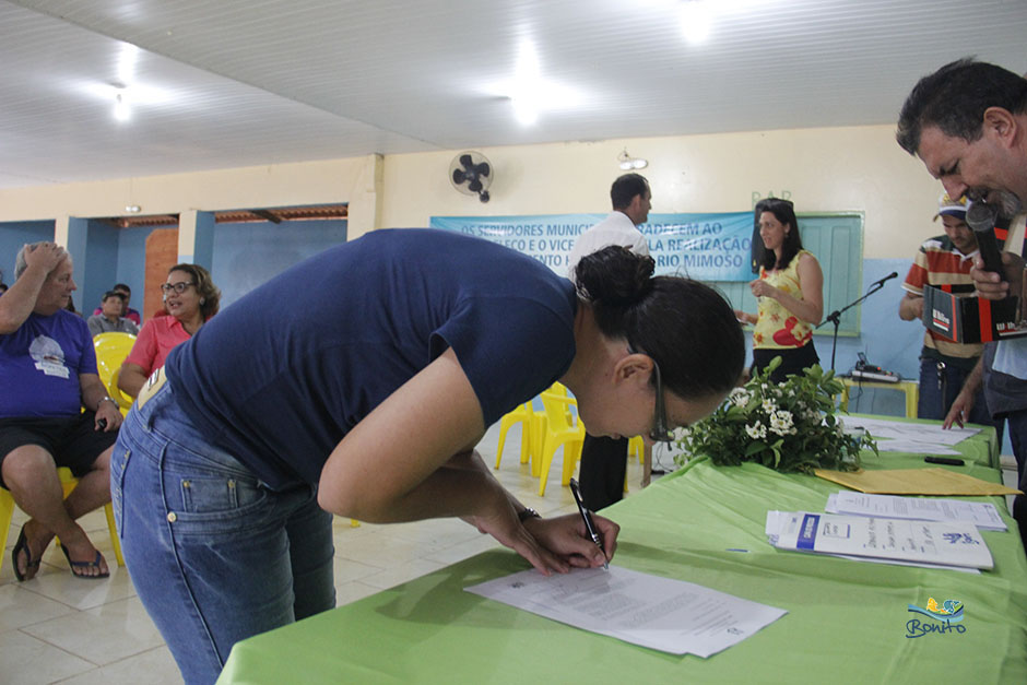 Emoção na entrega do documento de doação de lotes do ‘Lar do Servidor’ em Bonito Emoção na entrega do documento de doação de lotes do ‘Lar do Servidor’ em Bonito