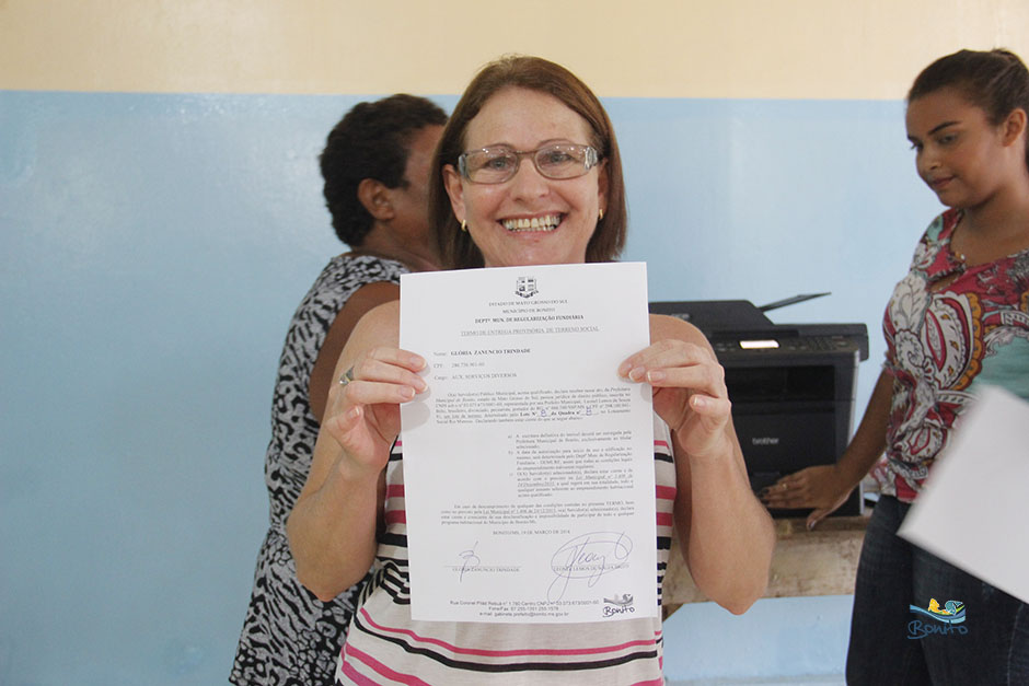 Emoção na entrega do documento de doação de lotes do ‘Lar do Servidor’ em Bonito Emoção na entrega do documento de doação de lotes do ‘Lar do Servidor’ em Bonito