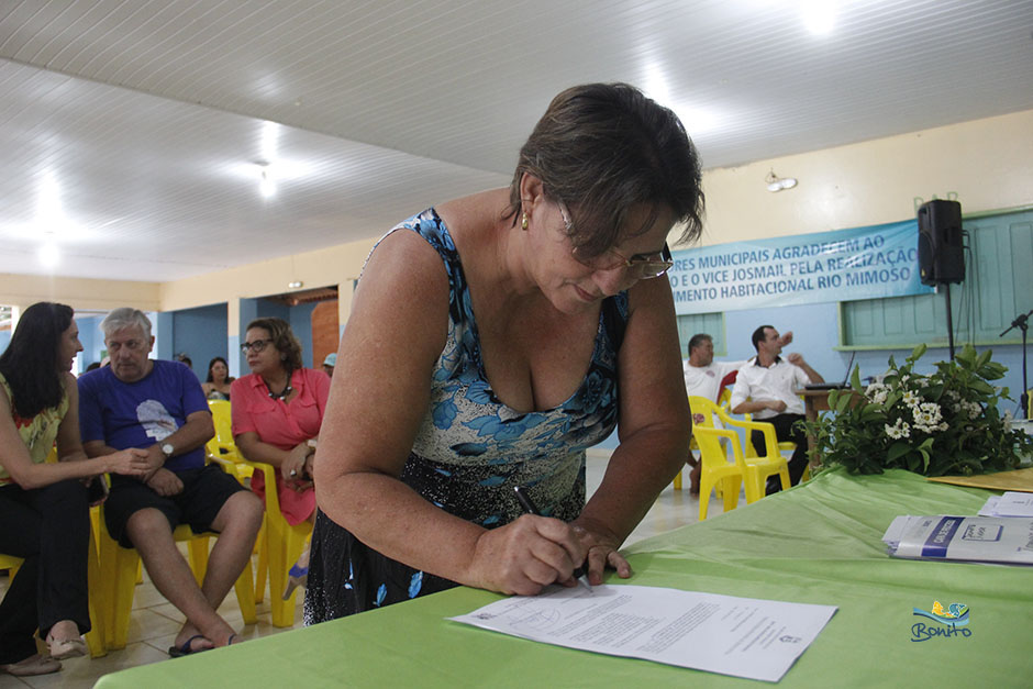 Emoção na entrega do documento de doação de lotes do ‘Lar do Servidor’ em Bonito Emoção na entrega do documento de doação de lotes do ‘Lar do Servidor’ em Bonito