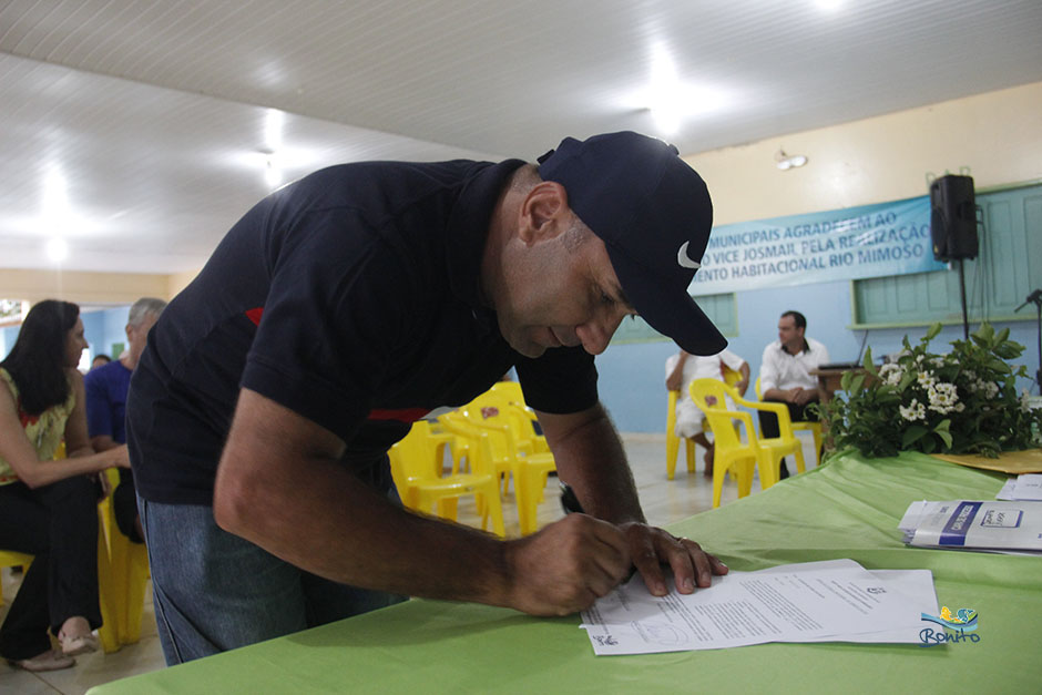 Emoção na entrega do documento de doação de lotes do ‘Lar do Servidor’ em Bonito Emoção na entrega do documento de doação de lotes do ‘Lar do Servidor’ em Bonito
