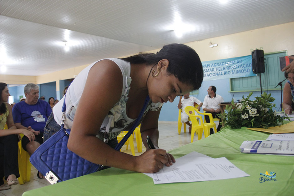 Emoção na entrega do documento de doação de lotes do ‘Lar do Servidor’ em Bonito Emoção na entrega do documento de doação de lotes do ‘Lar do Servidor’ em Bonito