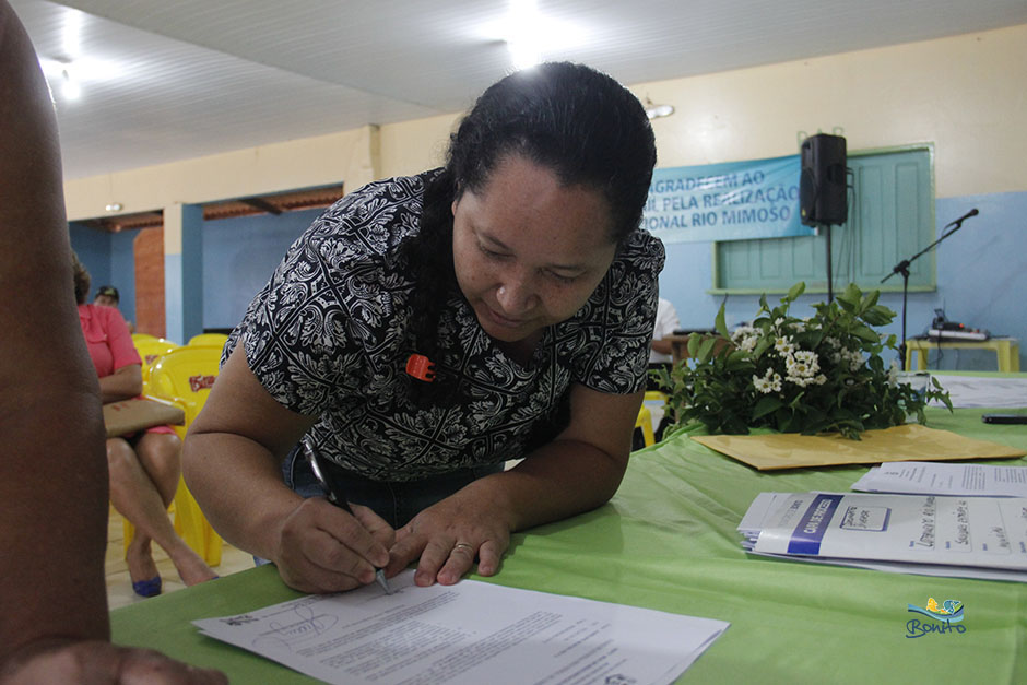 Emoção na entrega do documento de doação de lotes do ‘Lar do Servidor’ em Bonito Emoção na entrega do documento de doação de lotes do ‘Lar do Servidor’ em Bonito