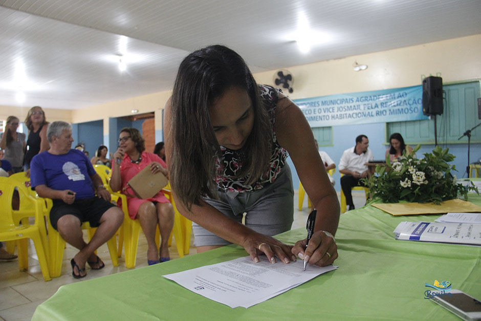 Emoção na entrega do documento de doação de lotes do ‘Lar do Servidor’ em Bonito Emoção na entrega do documento de doação de lotes do ‘Lar do Servidor’ em Bonito