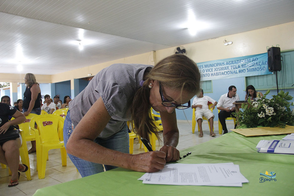 Emoção na entrega do documento de doação de lotes do ‘Lar do Servidor’ em Bonito Emoção na entrega do documento de doação de lotes do ‘Lar do Servidor’ em Bonito