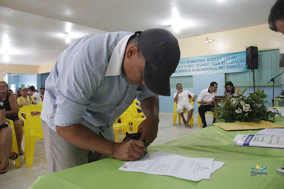 Emoção na entrega do documento de doação de lotes do ‘Lar do Servidor’ em Bonito Emoção na entrega do documento de doação de lotes do ‘Lar do Servidor’ em Bonito