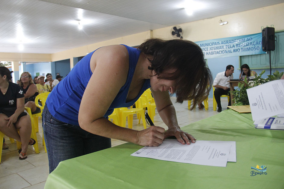 Emoção na entrega do documento de doação de lotes do ‘Lar do Servidor’ em Bonito Emoção na entrega do documento de doação de lotes do ‘Lar do Servidor’ em Bonito