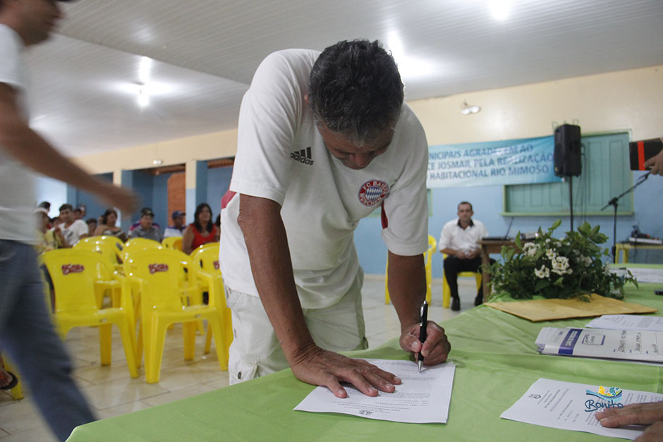 Emoção na entrega do documento de doação de lotes do ‘Lar do Servidor’ em Bonito Emoção na entrega do documento de doação de lotes do ‘Lar do Servidor’ em Bonito