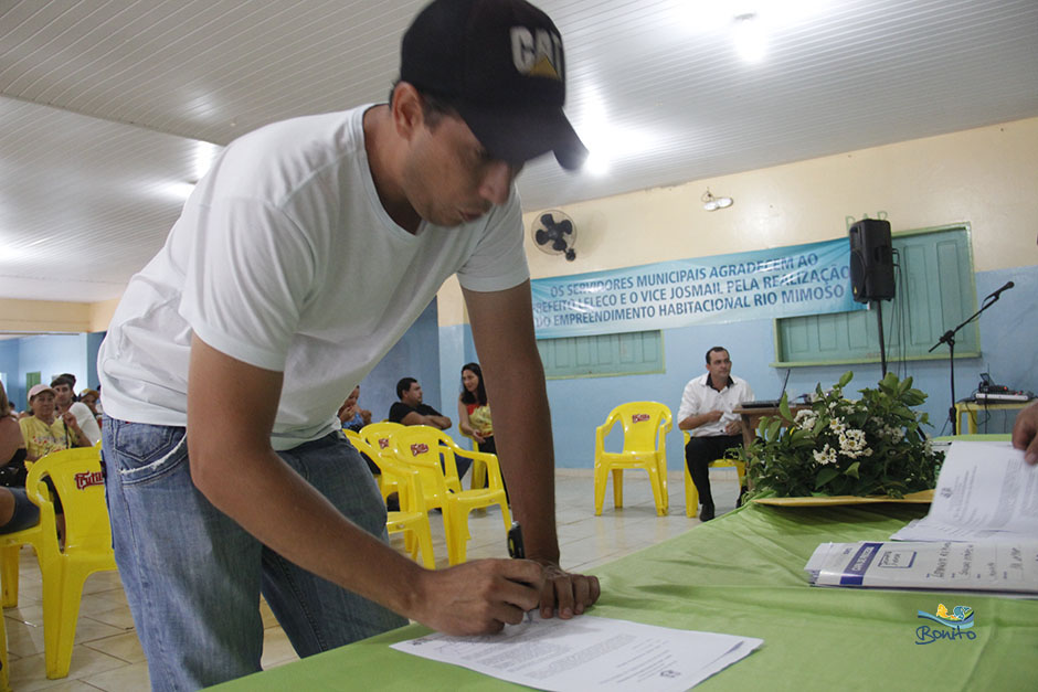 Emoção na entrega do documento de doação de lotes do ‘Lar do Servidor’ em Bonito Emoção na entrega do documento de doação de lotes do ‘Lar do Servidor’ em Bonito