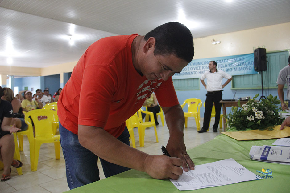 Emoção na entrega do documento de doação de lotes do ‘Lar do Servidor’ em Bonito Emoção na entrega do documento de doação de lotes do ‘Lar do Servidor’ em Bonito