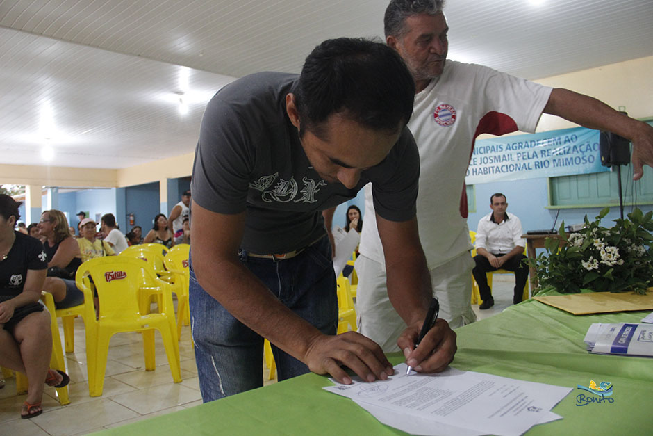 Emoção na entrega do documento de doação de lotes do ‘Lar do Servidor’ em Bonito Emoção na entrega do documento de doação de lotes do ‘Lar do Servidor’ em Bonito