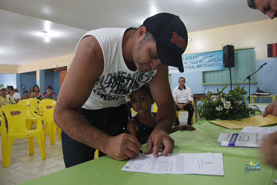 Emoção na entrega do documento de doação de lotes do ‘Lar do Servidor’ em Bonito Emoção na entrega do documento de doação de lotes do ‘Lar do Servidor’ em Bonito