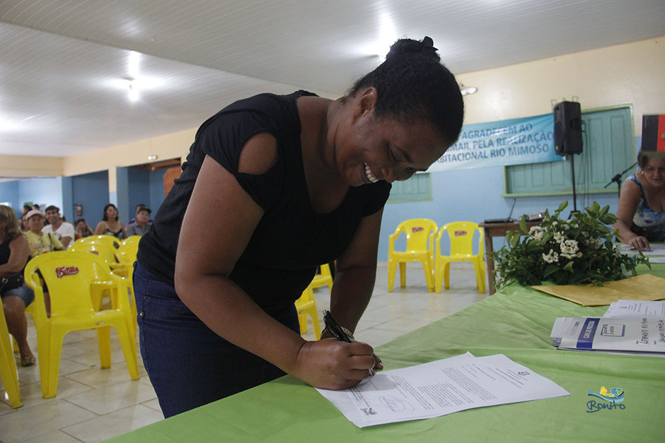 Emoção na entrega do documento de doação de lotes do ‘Lar do Servidor’ em Bonito Emoção na entrega do documento de doação de lotes do ‘Lar do Servidor’ em Bonito