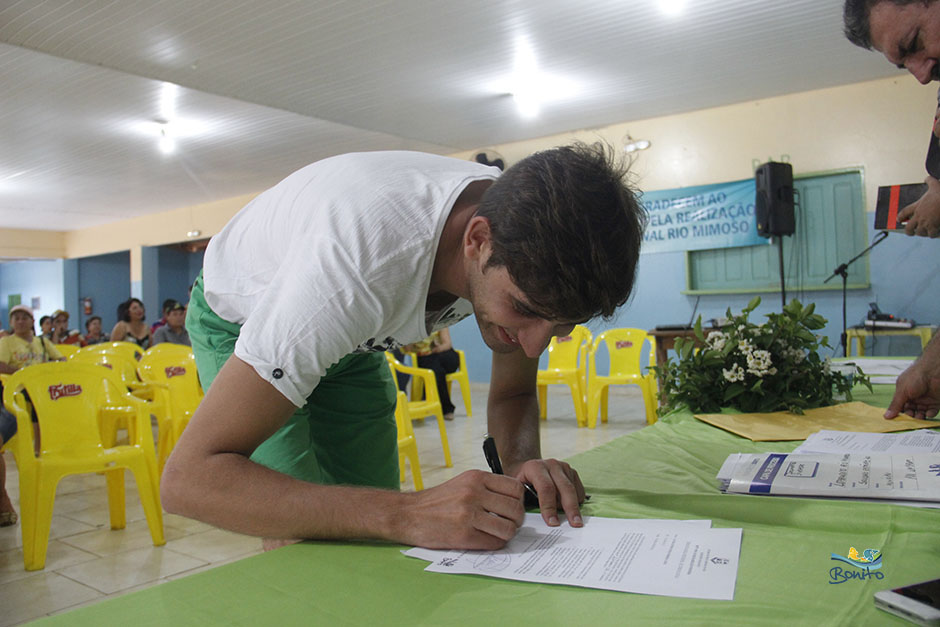 Emoção na entrega do documento de doação de lotes do ‘Lar do Servidor’ em Bonito Emoção na entrega do documento de doação de lotes do ‘Lar do Servidor’ em Bonito