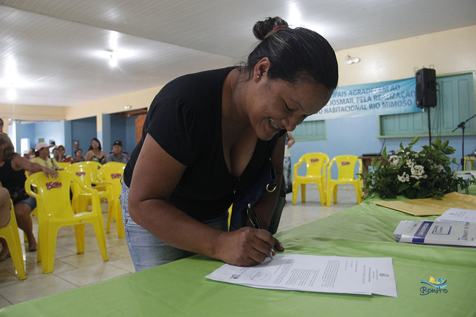 Emoção na entrega do documento de doação de lotes do ‘Lar do Servidor’ em Bonito Emoção na entrega do documento de doação de lotes do ‘Lar do Servidor’ em Bonito