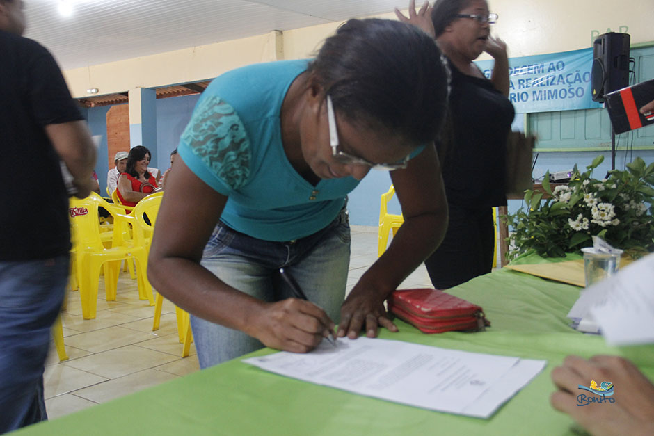 Emoção na entrega do documento de doação de lotes do ‘Lar do Servidor’ em Bonito Emoção na entrega do documento de doação de lotes do ‘Lar do Servidor’ em Bonito