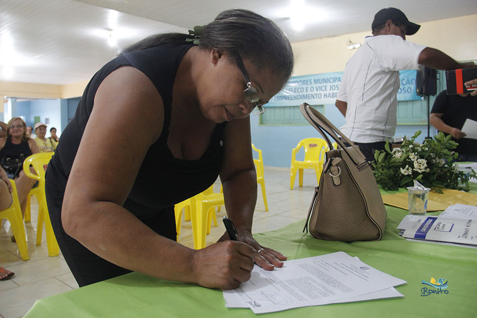 Emoção na entrega do documento de doação de lotes do ‘Lar do Servidor’ em Bonito Emoção na entrega do documento de doação de lotes do ‘Lar do Servidor’ em Bonito