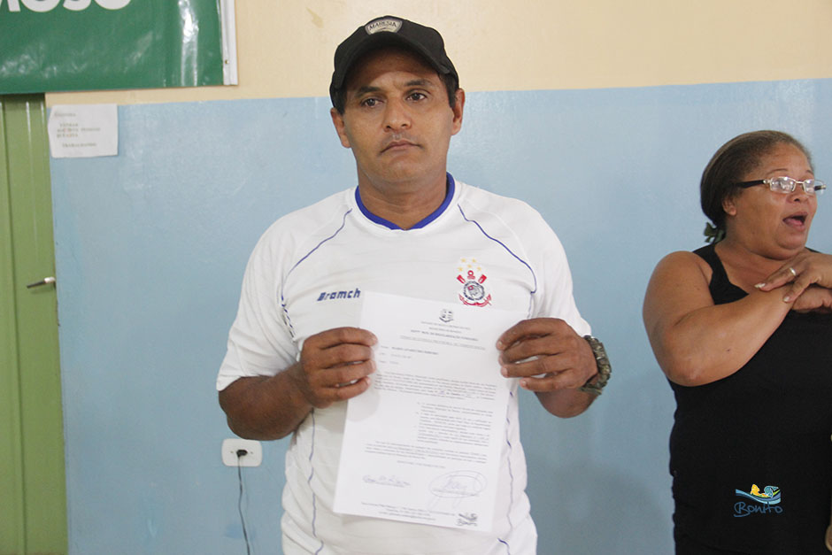 Emoção na entrega do documento de doação de lotes do ‘Lar do Servidor’ em Bonito Emoção na entrega do documento de doação de lotes do ‘Lar do Servidor’ em Bonito