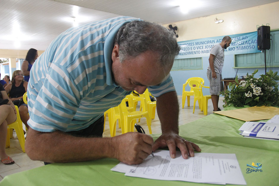 Emoção na entrega do documento de doação de lotes do ‘Lar do Servidor’ em Bonito Emoção na entrega do documento de doação de lotes do ‘Lar do Servidor’ em Bonito