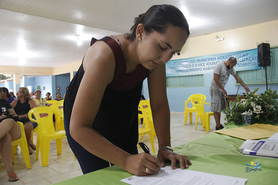 Emoção na entrega do documento de doação de lotes do ‘Lar do Servidor’ em Bonito Emoção na entrega do documento de doação de lotes do ‘Lar do Servidor’ em Bonito