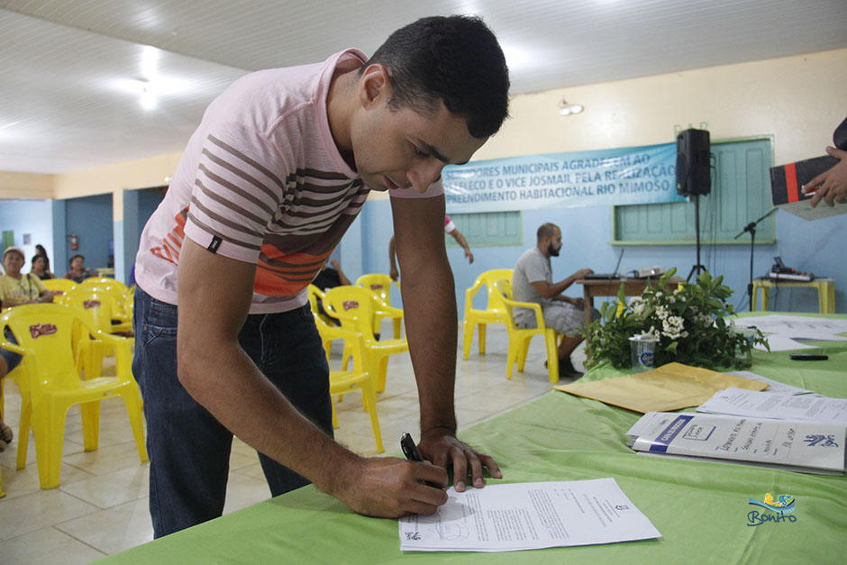 Emoção na entrega do documento de doação de lotes do ‘Lar do Servidor’ em Bonito Emoção na entrega do documento de doação de lotes do ‘Lar do Servidor’ em Bonito