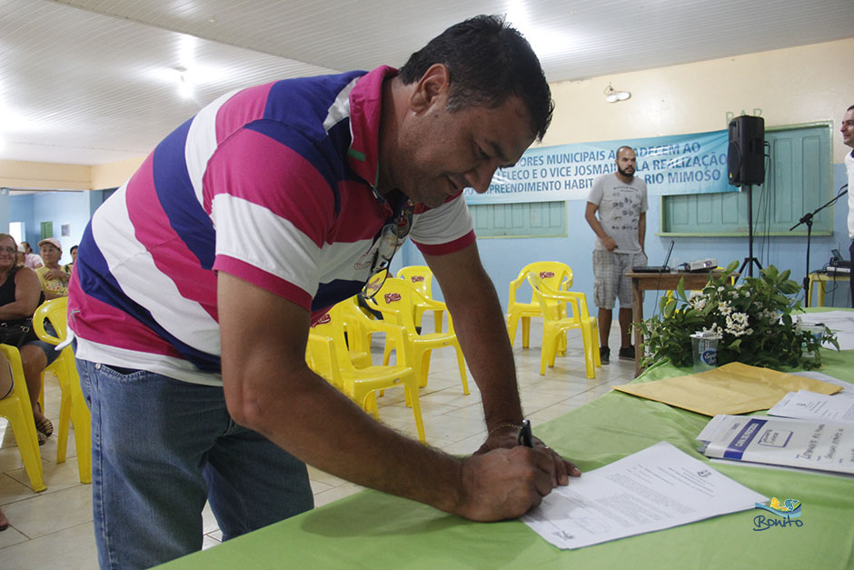 Emoção na entrega do documento de doação de lotes do ‘Lar do Servidor’ em Bonito Emoção na entrega do documento de doação de lotes do ‘Lar do Servidor’ em Bonito