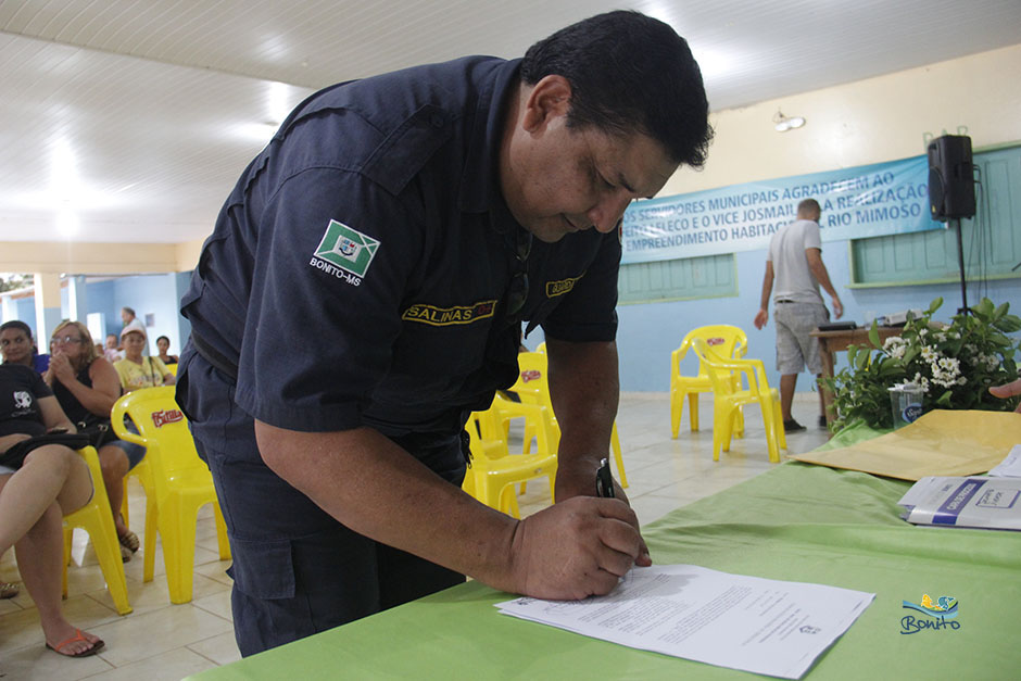 Emoção na entrega do documento de doação de lotes do ‘Lar do Servidor’ em Bonito Emoção na entrega do documento de doação de lotes do ‘Lar do Servidor’ em Bonito