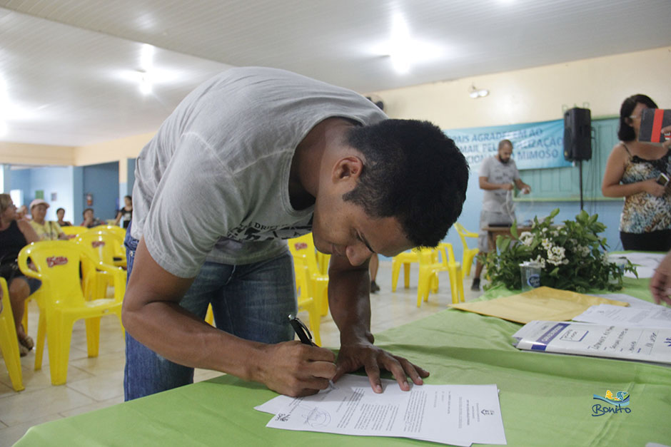 Emoção na entrega do documento de doação de lotes do ‘Lar do Servidor’ em Bonito Emoção na entrega do documento de doação de lotes do ‘Lar do Servidor’ em Bonito