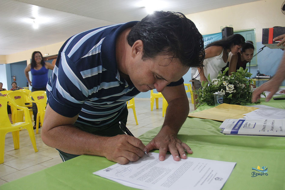 Emoção na entrega do documento de doação de lotes do ‘Lar do Servidor’ em Bonito Emoção na entrega do documento de doação de lotes do ‘Lar do Servidor’ em Bonito