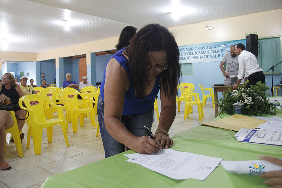 Emoção na entrega do documento de doação de lotes do ‘Lar do Servidor’ em Bonito Emoção na entrega do documento de doação de lotes do ‘Lar do Servidor’ em Bonito