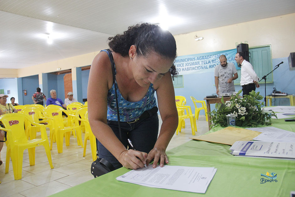 Emoção na entrega do documento de doação de lotes do ‘Lar do Servidor’ em Bonito Emoção na entrega do documento de doação de lotes do ‘Lar do Servidor’ em Bonito