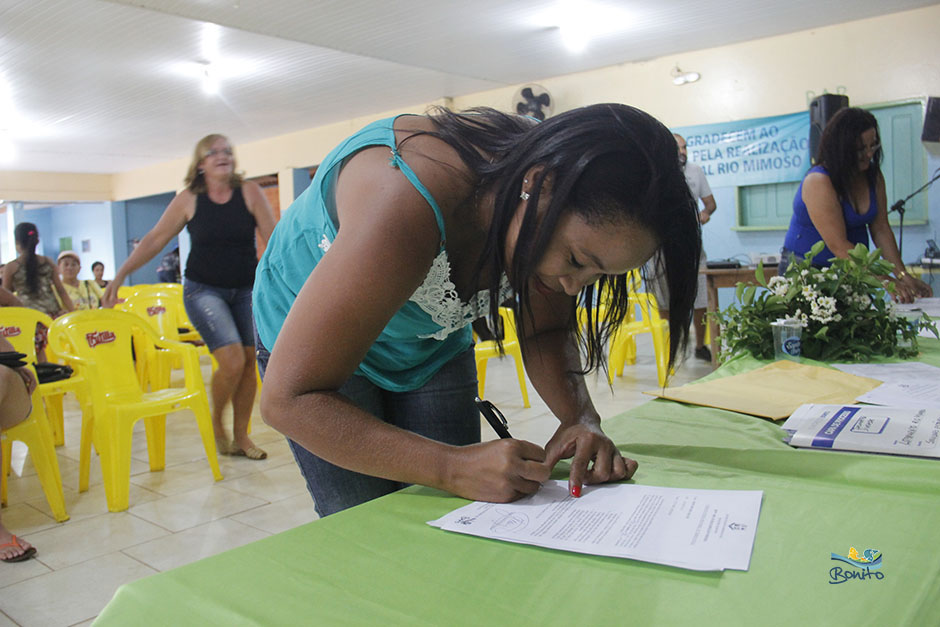 Emoção na entrega do documento de doação de lotes do ‘Lar do Servidor’ em Bonito Emoção na entrega do documento de doação de lotes do ‘Lar do Servidor’ em Bonito