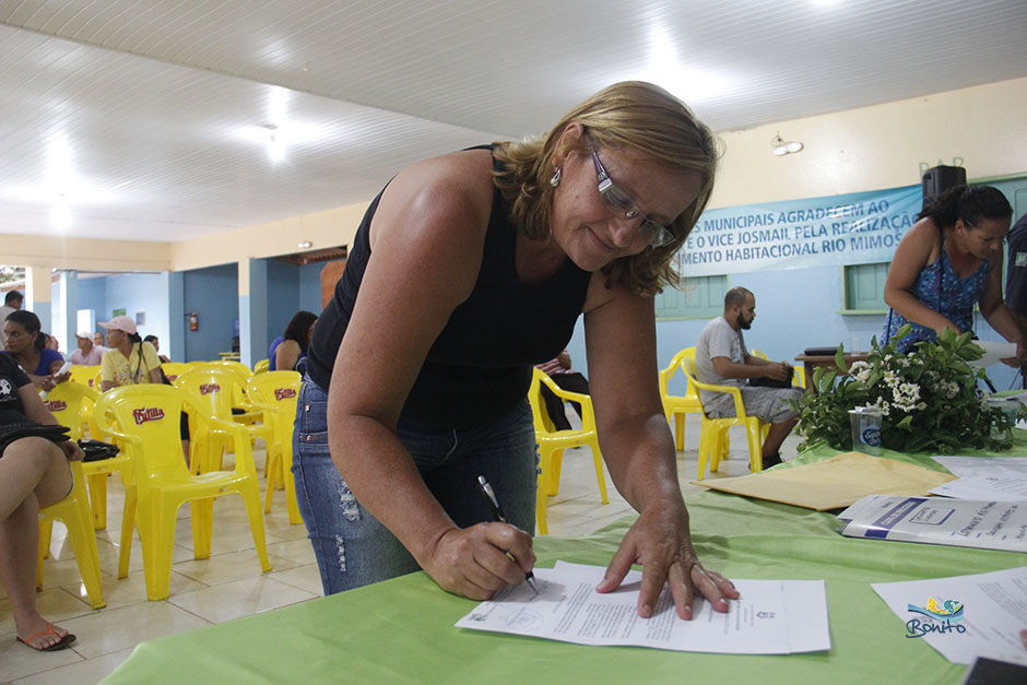 Emoção na entrega do documento de doação de lotes do ‘Lar do Servidor’ em Bonito Emoção na entrega do documento de doação de lotes do ‘Lar do Servidor’ em Bonito