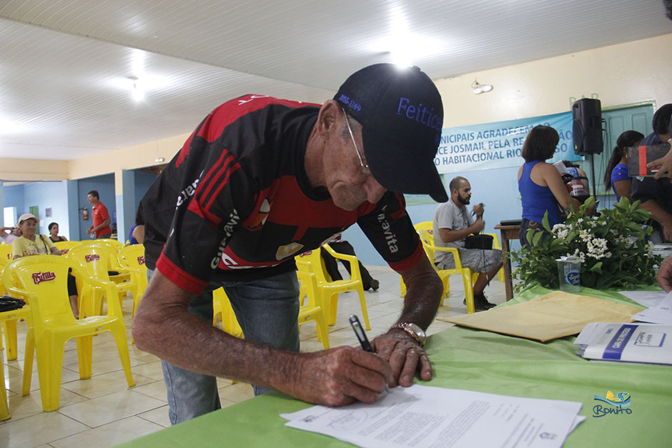 Emoção na entrega do documento de doação de lotes do ‘Lar do Servidor’ em Bonito Emoção na entrega do documento de doação de lotes do ‘Lar do Servidor’ em Bonito