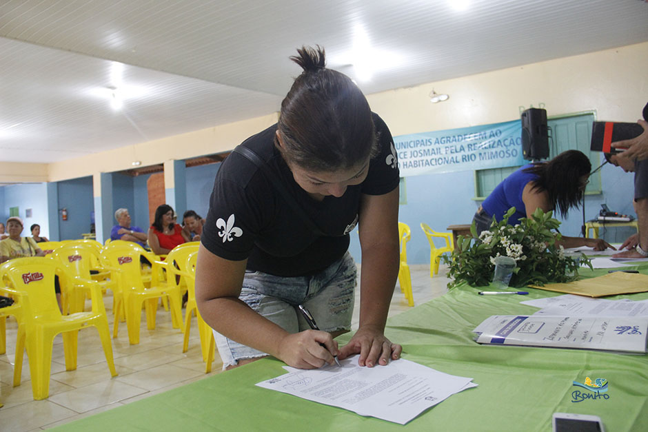 Emoção na entrega do documento de doação de lotes do ‘Lar do Servidor’ em Bonito Emoção na entrega do documento de doação de lotes do ‘Lar do Servidor’ em Bonito