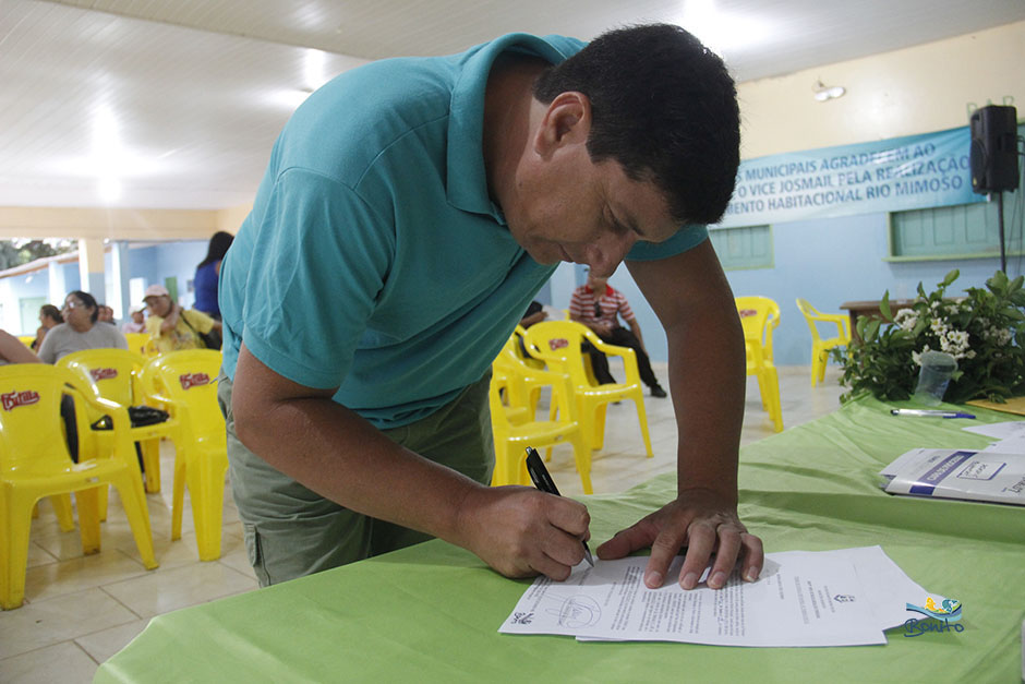 Emoção na entrega do documento de doação de lotes do ‘Lar do Servidor’ em Bonito Emoção na entrega do documento de doação de lotes do ‘Lar do Servidor’ em Bonito