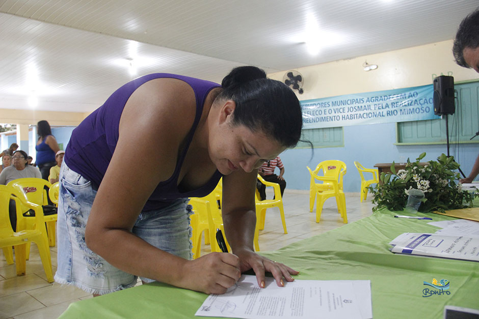 Emoção na entrega do documento de doação de lotes do ‘Lar do Servidor’ em Bonito Emoção na entrega do documento de doação de lotes do ‘Lar do Servidor’ em Bonito