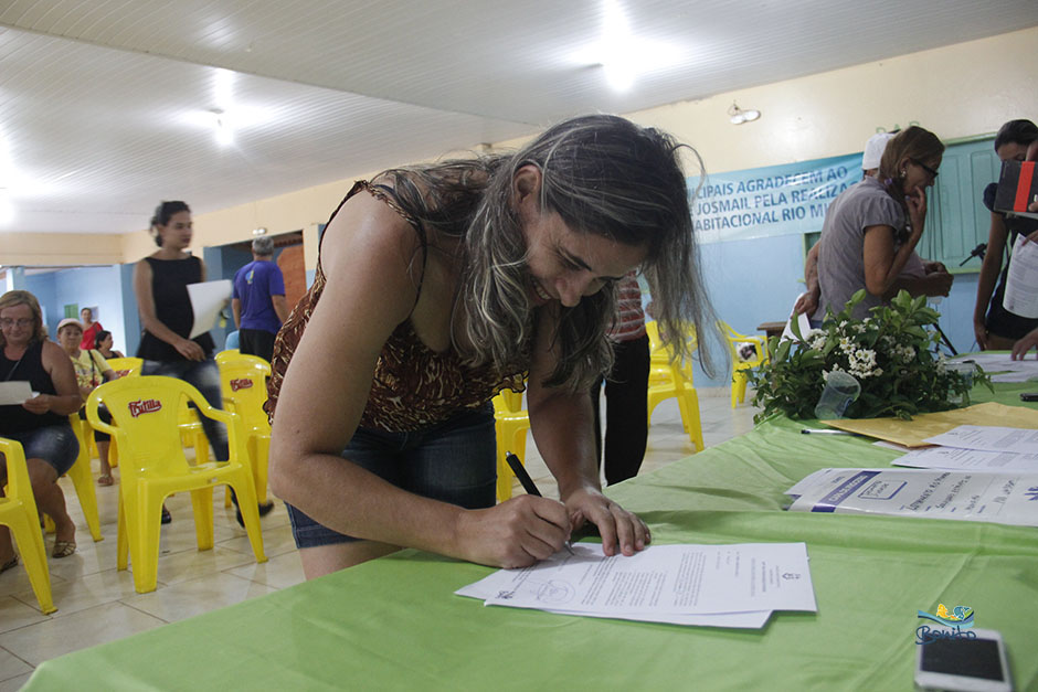 Emoção na entrega do documento de doação de lotes do ‘Lar do Servidor’ em Bonito Emoção na entrega do documento de doação de lotes do ‘Lar do Servidor’ em Bonito