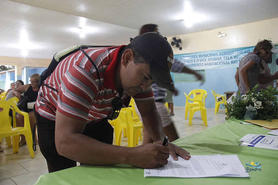 Emoção na entrega do documento de doação de lotes do ‘Lar do Servidor’ em Bonito Emoção na entrega do documento de doação de lotes do ‘Lar do Servidor’ em Bonito