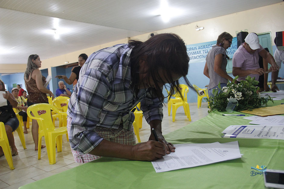 Emoção na entrega do documento de doação de lotes do ‘Lar do Servidor’ em Bonito Emoção na entrega do documento de doação de lotes do ‘Lar do Servidor’ em Bonito