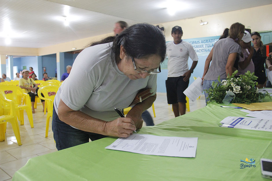 Emoção na entrega do documento de doação de lotes do ‘Lar do Servidor’ em Bonito Emoção na entrega do documento de doação de lotes do ‘Lar do Servidor’ em Bonito